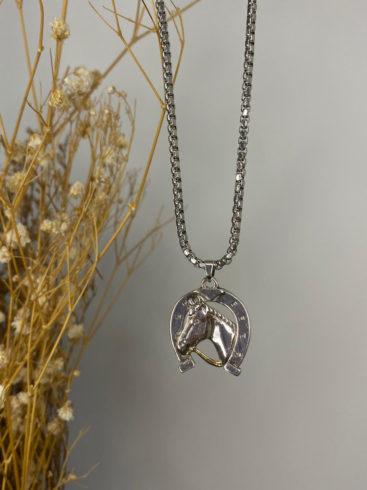 Cadena con dije de caballo