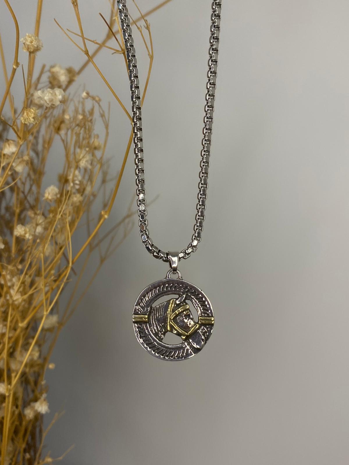 Cadena con dije de caballo
