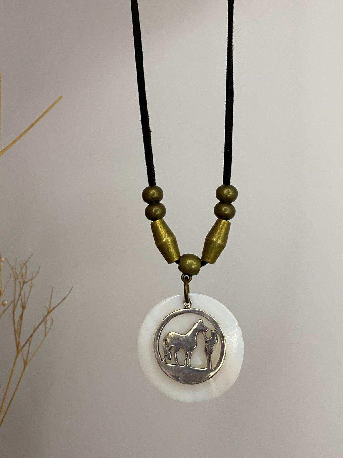 Collar de gamuza + dije y nácar