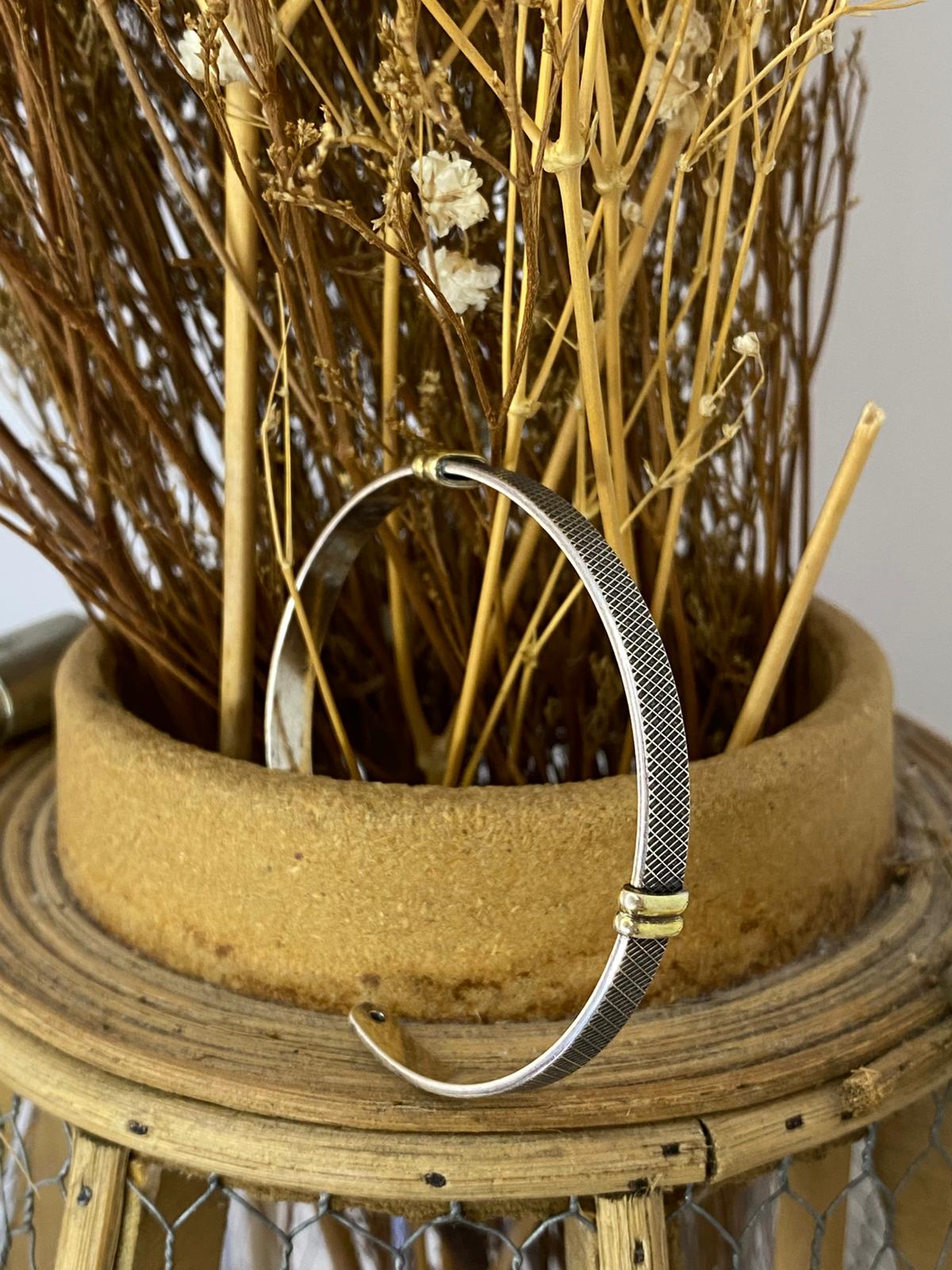 Esclava con detalles en dorado